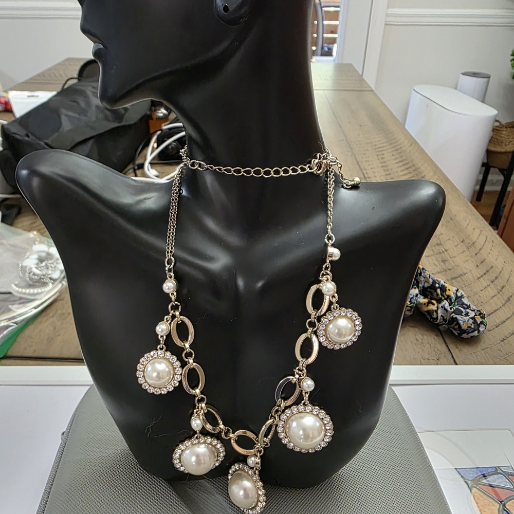 Chic Gold and Pearl Drop Necklace